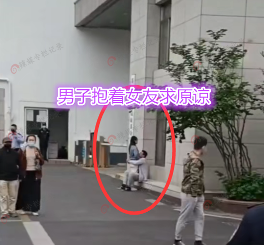 江苏:男子约会女网友被女友撞见,抱着女友求原谅“再也不敢了”