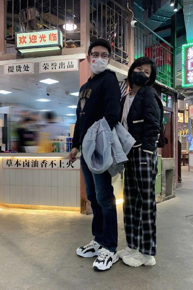 鲍蕾|上海男星陆毅与妻女同游商场!贝儿身高赶上鲍蕾 一家四口温馨有爱