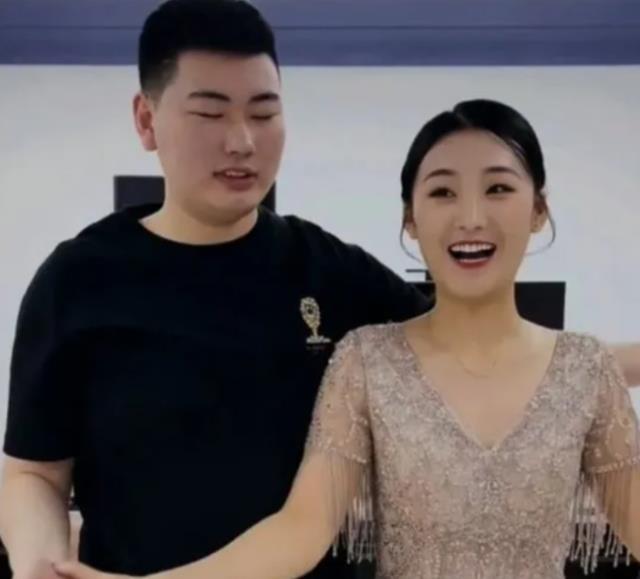 陈亚男|离婚3个月后，网传陈亚男新恋情曝光，被男友揽怀里娇羞地捂嘴笑