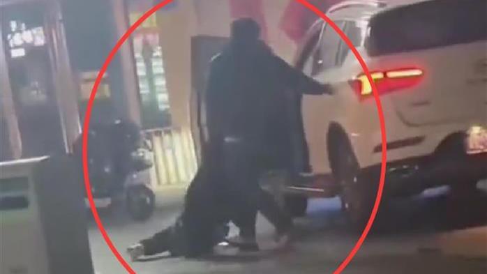 山东一男子当街行凶欲杀妻，多名市民当场将其控制，现场曝光