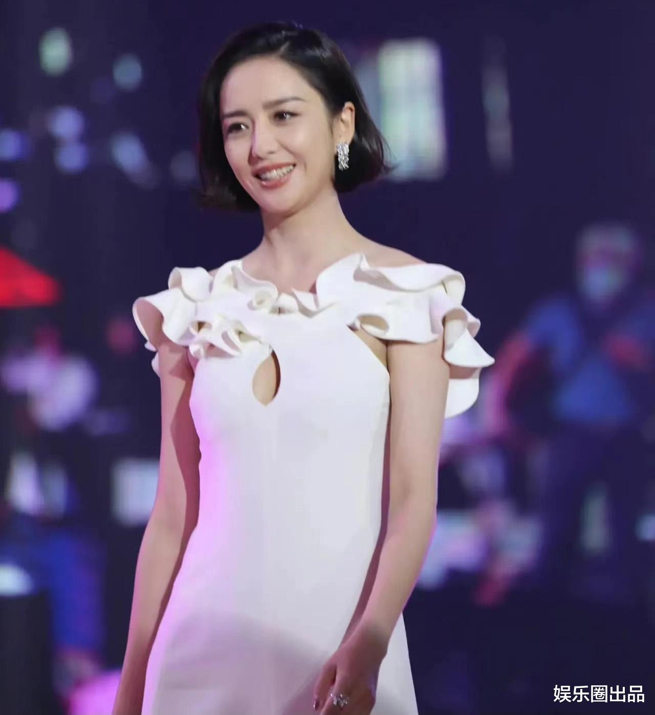 佟丽娅|佟丽娅穿高叉裙亮相,短发造型又纯又欲,焦点却不在腿上