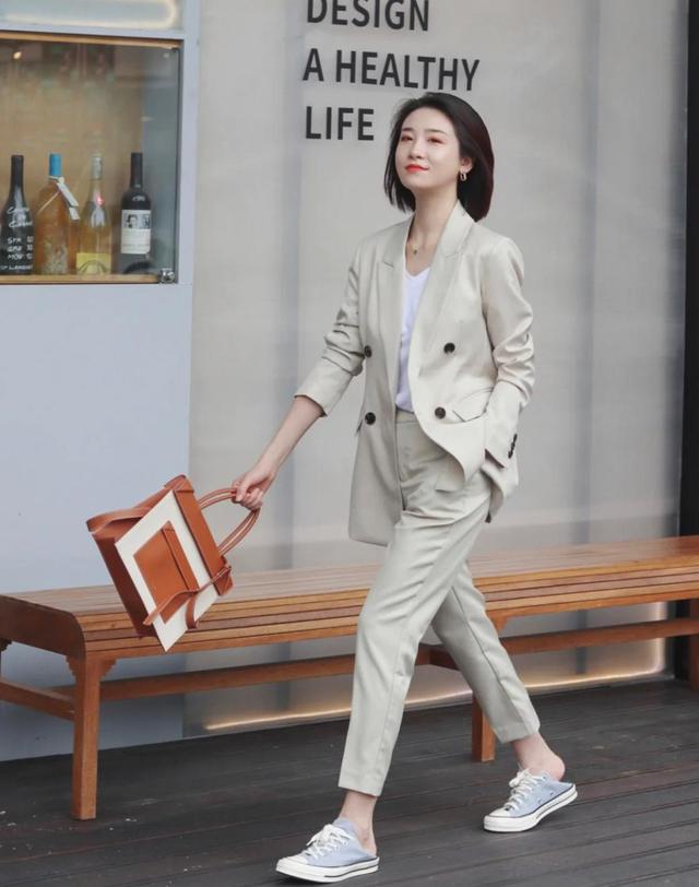 夏季推荐“T恤+烟管裤”，既舒服又清新