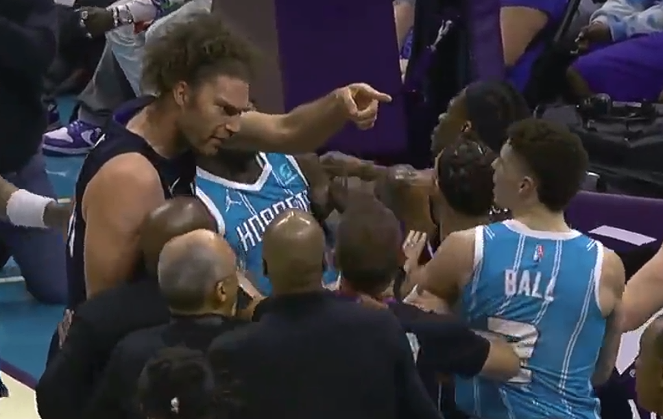 魔术队|险些全武行！NBA上演火爆冲突，从底线冲突到中圈，多人被驱逐