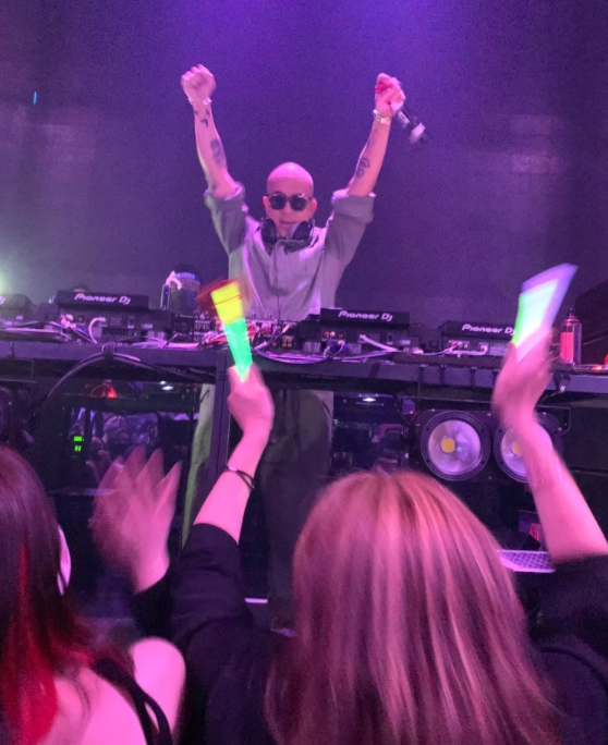 汪小菲|张兰直播承认与汪小菲父亲已复合,夸奖老公颜值高,自称好色之徒