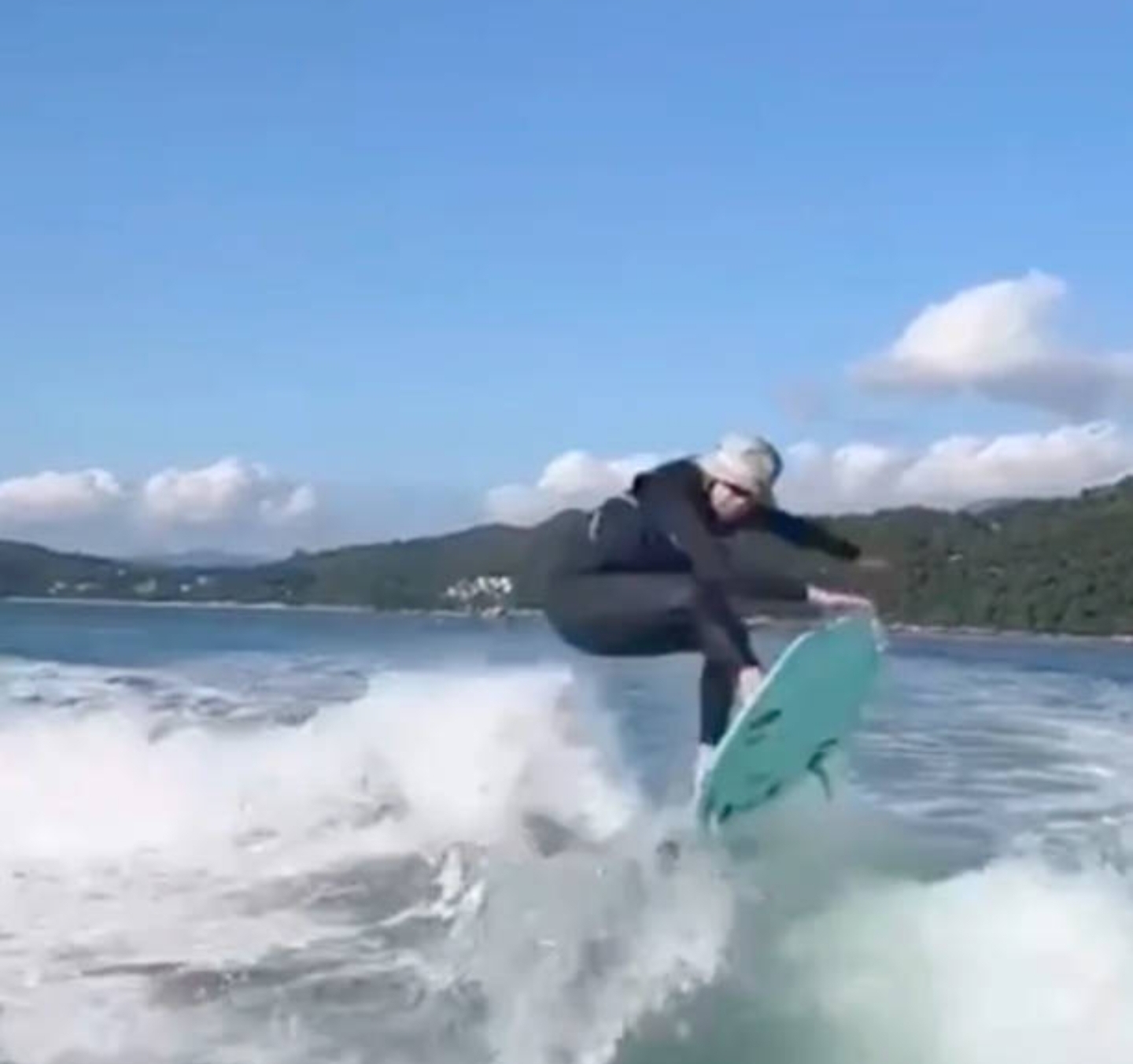 周星驰|60岁周星驰游艇后冲浪，穿紧身泳装身姿矫健，杨颖现身评论区互动