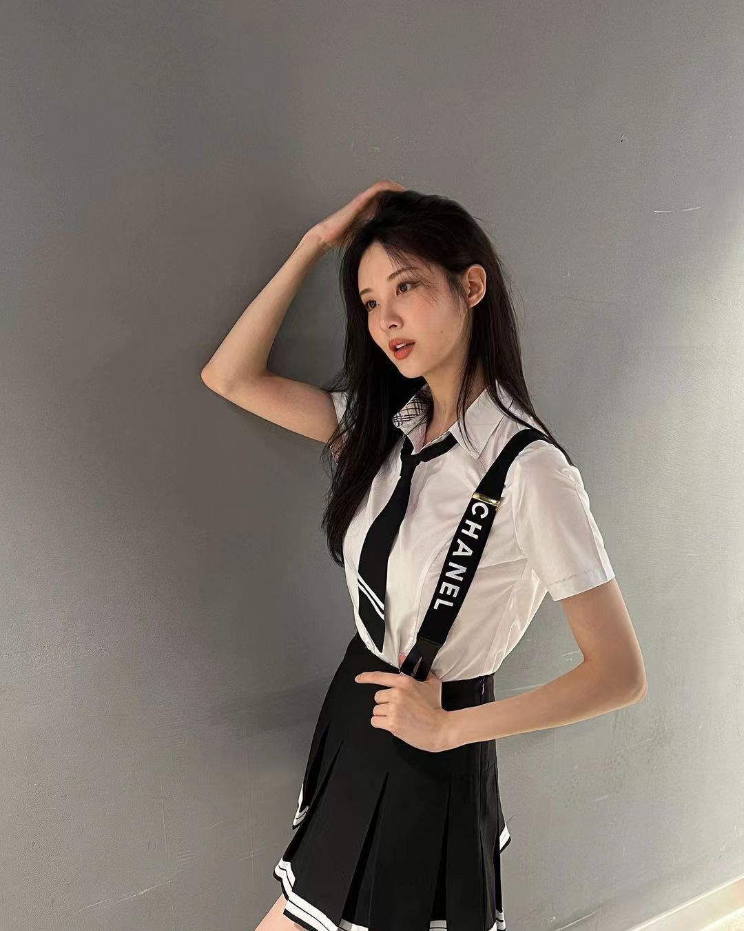 徐玄|少女时代忙内徐贤,31岁的清新校服造型,黑色长发彰显成熟魅力