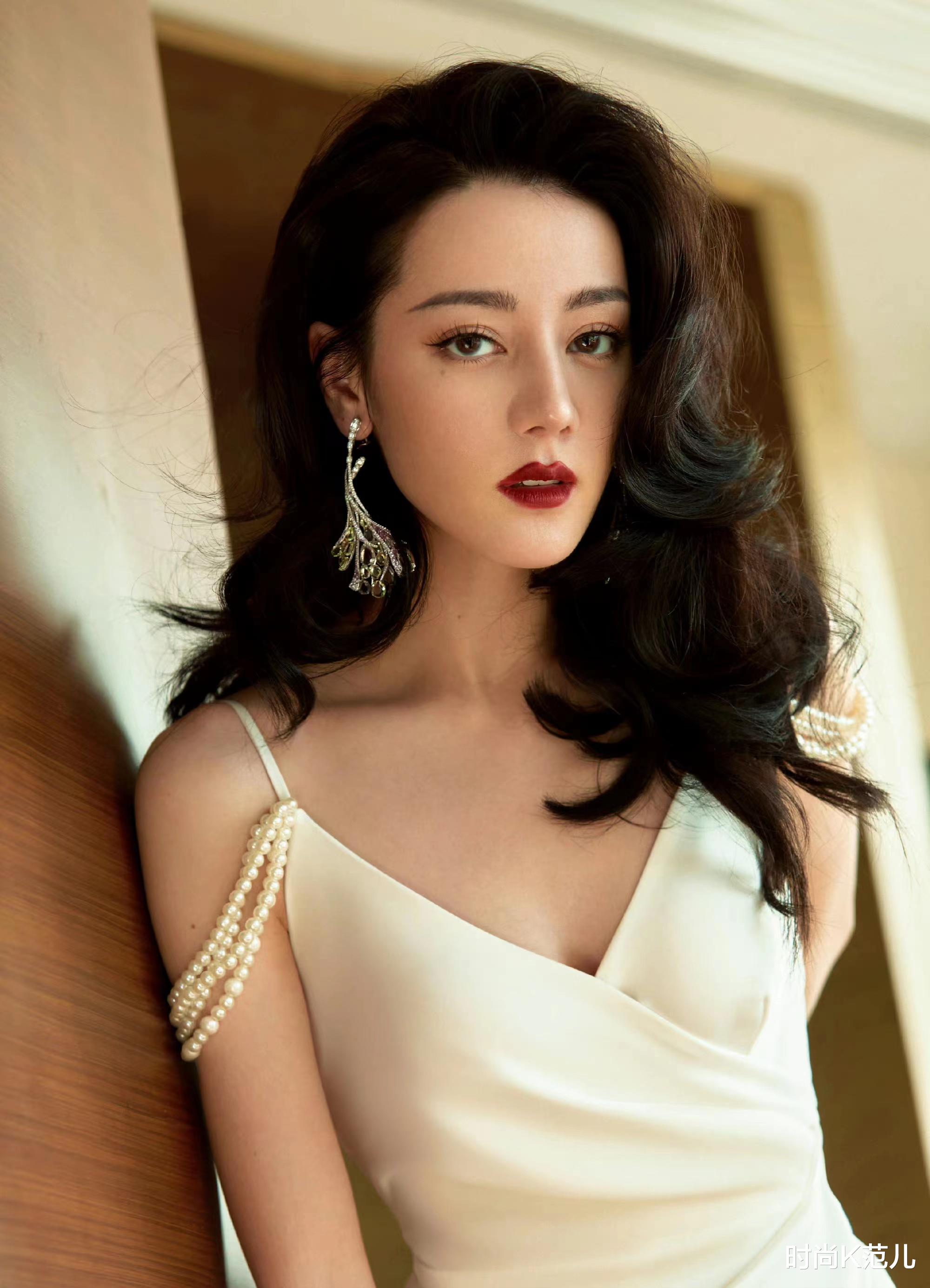 迪丽热巴 迪丽热巴新发型太美了,复古波浪卷发搭配白色吊带裙,性感又优雅