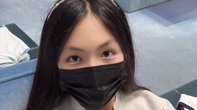李沁|12岁王诗龄瘦到认不出！背6千块编织包，气质出众像妈妈李湘