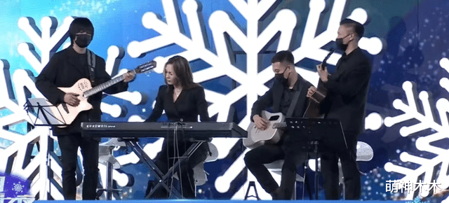 王冰冰|谷爱凌气场太强!身穿西装精英感拉满,王冰冰跟其同框秒变小妹妹