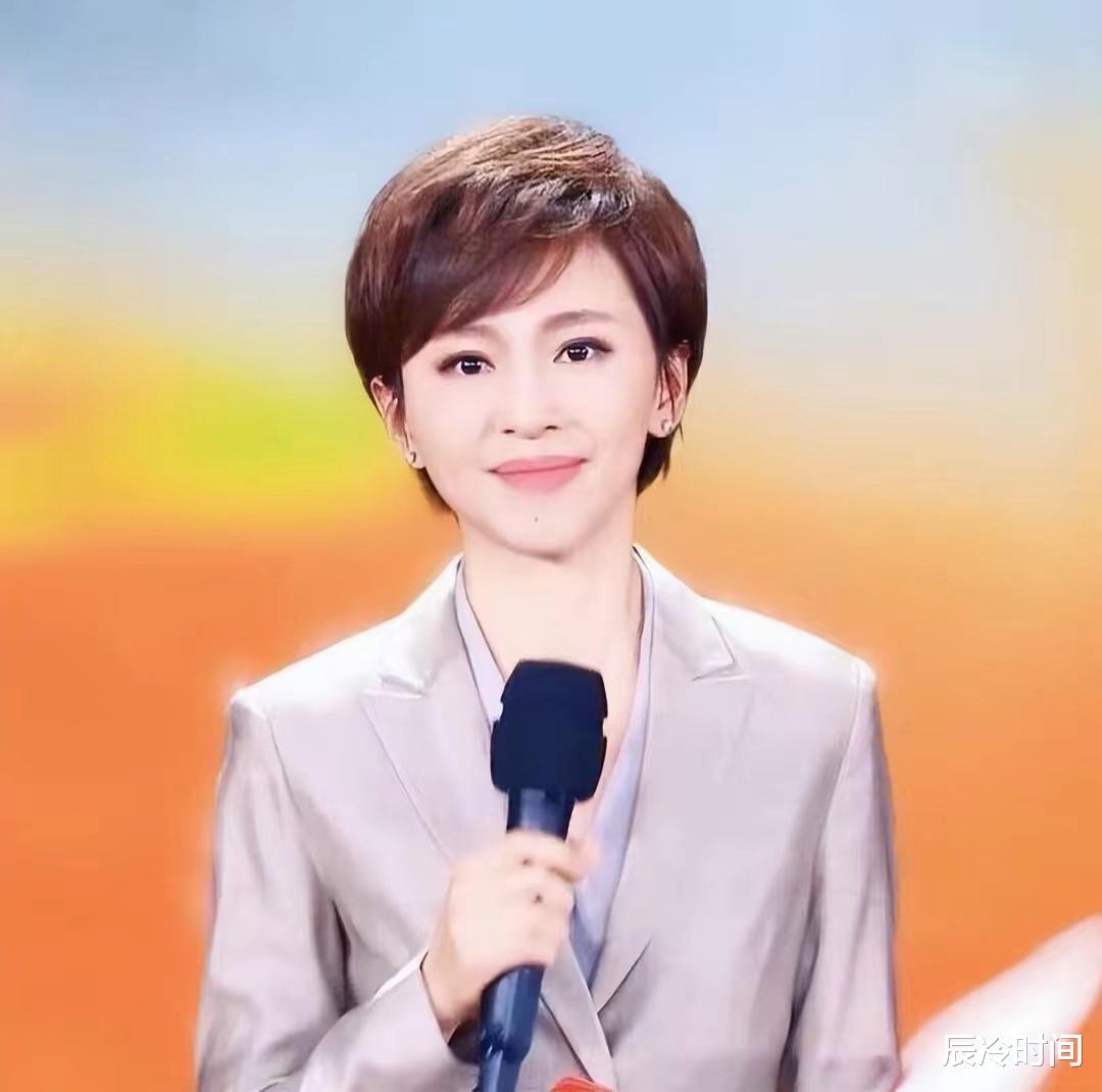 欧阳夏丹|欧阳夏丹与好友聚会,淡妆出镜打扮朴素,与异性勾肩搭背关系亲密