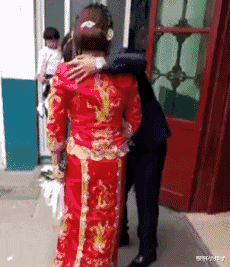 钟楚红 10岁甜馨穿吊带裙参加聚会！一双腿又细又长，外婆皮肤白净保养好