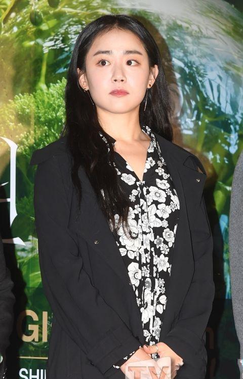 乔欣|文根英近照流出,35岁的她脸蛋发胖眼神温柔,手术伤口历历在目