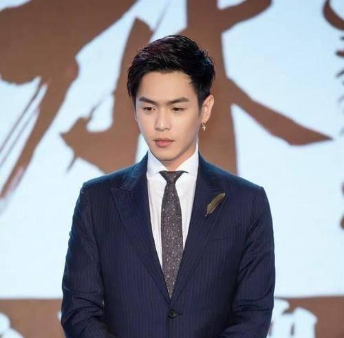 张若昀 明星为了减肥很拼：张若昀为拍戏瘦成三角脸，吴谨言十岁开始节食