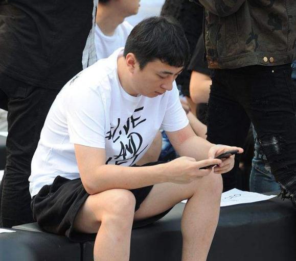 王思聪|王思聪也开始直播了？让网友别给他刷礼物，直言自己零花钱有几亿