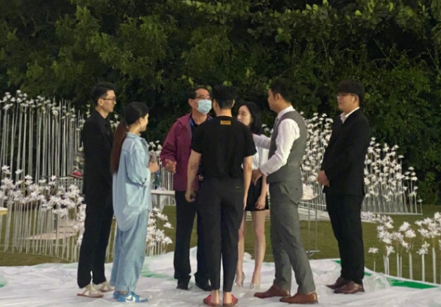 张檬|张檬金恩圣婚礼彩排照曝光,两人穿情侣装,张檬挽着爸爸