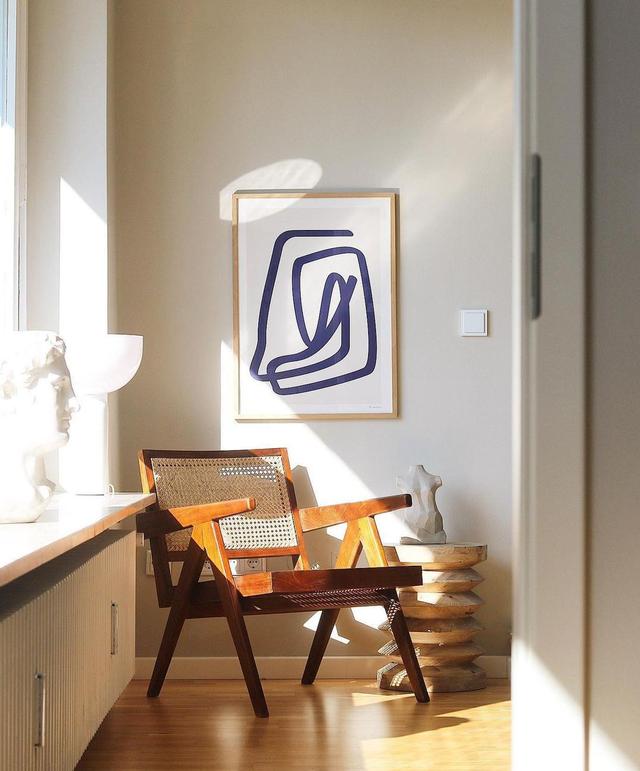 咖啡焦糖色搭配，雕塑品装饰，显得温暖明亮，住这样的家非常放松