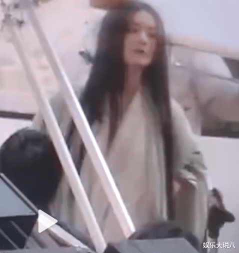 赵丽颖|赵丽颖新剧路透好飒，长发披肩穿长衫肤白貌美，手持长枪随风而动太帅了