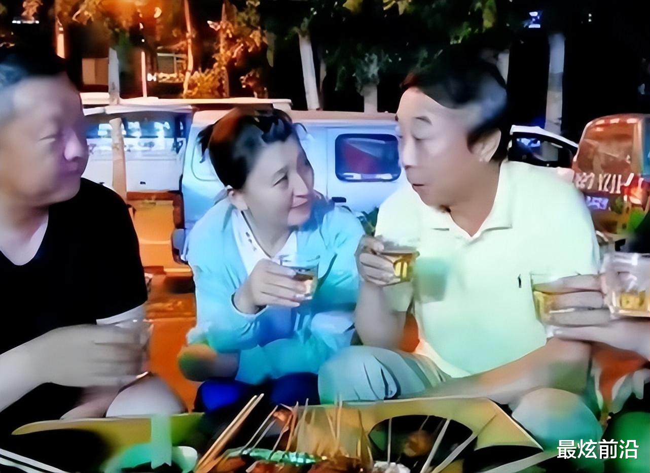 64岁冯巩带孙子玩，穿黑色基础款T恤儒雅随和，爷孙俩共用一张脸