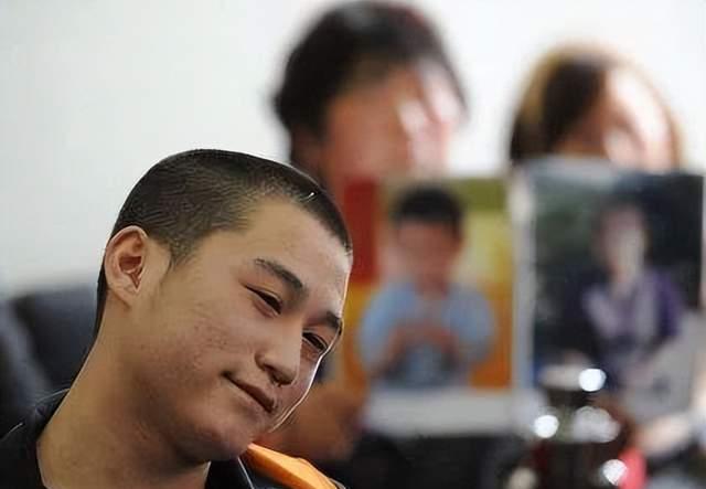 2011年,20岁打工者因“加班”砍死一对母子,法庭上微笑“求死”