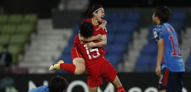 中国女足|6-5！中国女足击败卫冕冠军，唤醒铿锵玫瑰精神，对方核心服了