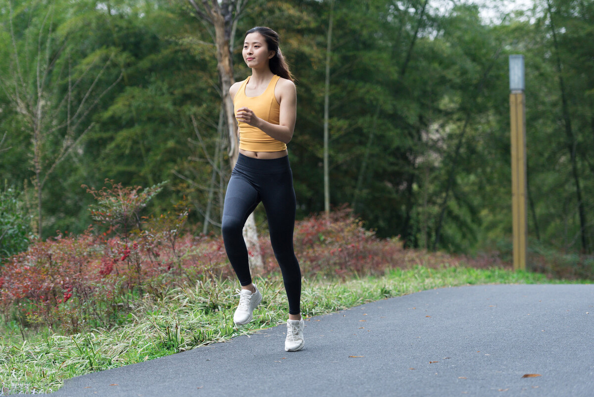 运动 跑步和跳绳，坚持1个月，哪种运动的减肥效率高？