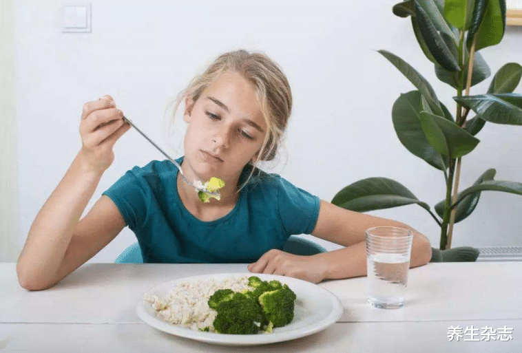 近视|口干，喝水却不解渴？内科专家：快住口，脾胃或已“千疮百孔”