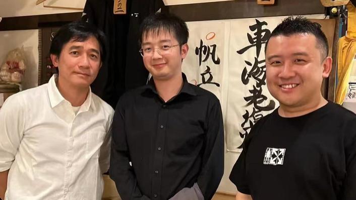 梁朝伟|梁朝伟夫妇日本吃饭被偶遇！已游玩多天，街头骑7.8万电车很惬意