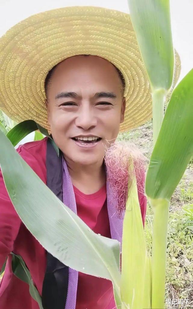 无天佛祖街头摆摊卖玉米,接不到戏便在家务农,山中老家很破旧!