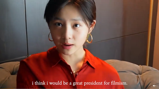 黄忆慈 16岁黄多多带弟弟妹妹旅行，戴5件配饰打扮太个性，艳丽美甲抢眼