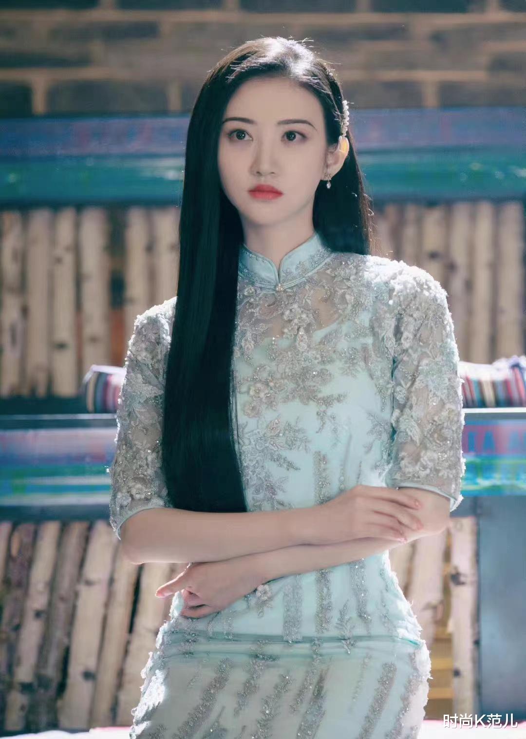 景甜 景甜短发造型晒自拍，针织开衫搭配毛绒渔夫帽，又甜又美！
