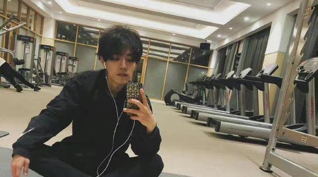 肖战|肖战分享哑铃图片,粉丝呼吁“理智追星”,连品牌方都来凑热闹