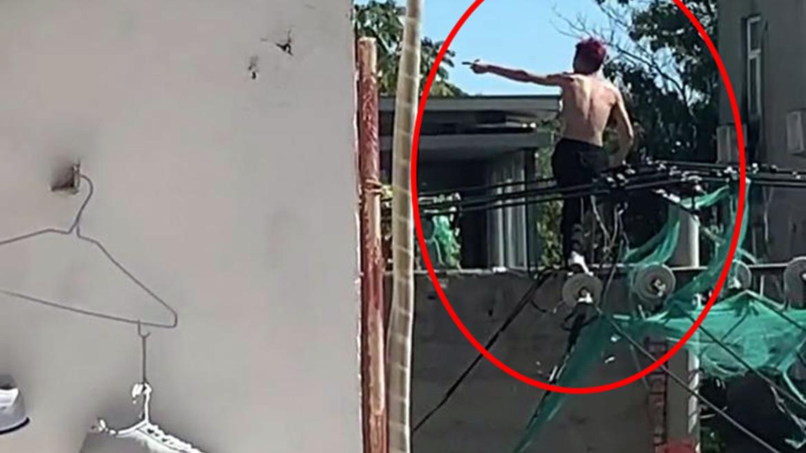 保定一赤膊男站六楼空调位乱抛物，另一赤膊男爬电线杆顶上喊叫