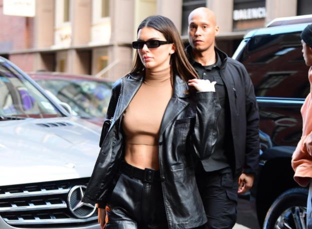 肯达尔·詹娜|卡戴珊百变女王!詹娜最新亮相“女特工”打扮,布克太有眼光了