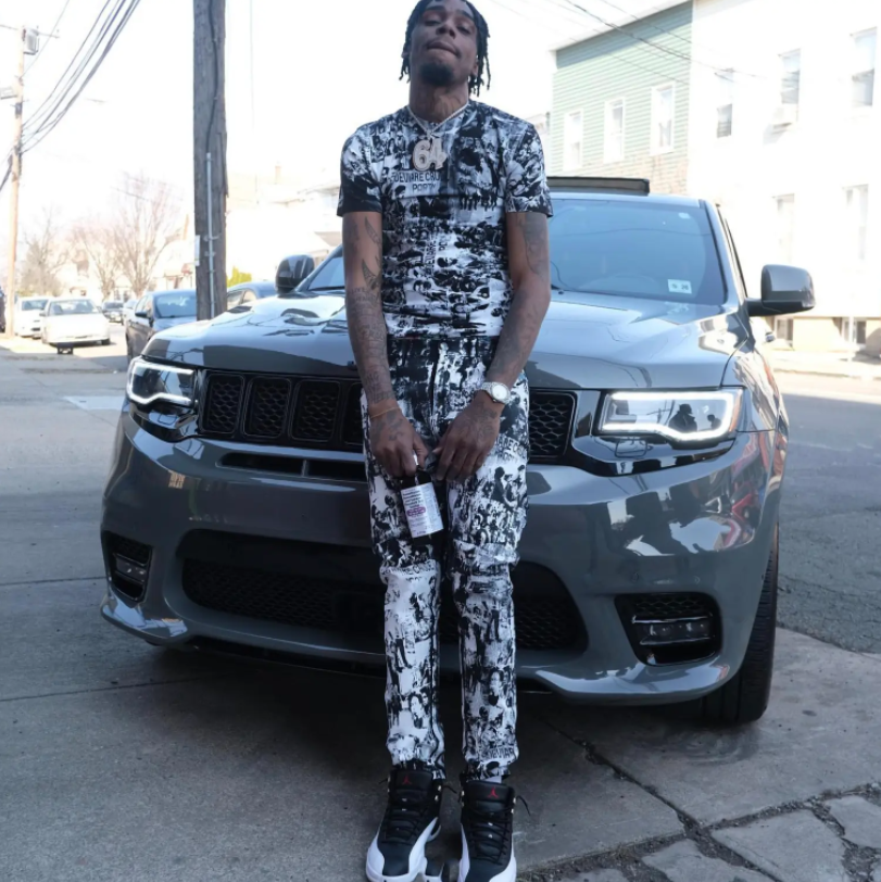 饶舌|饶舌歌手被枪杀后，家属竟将其遗体挂夜店狂嗨！