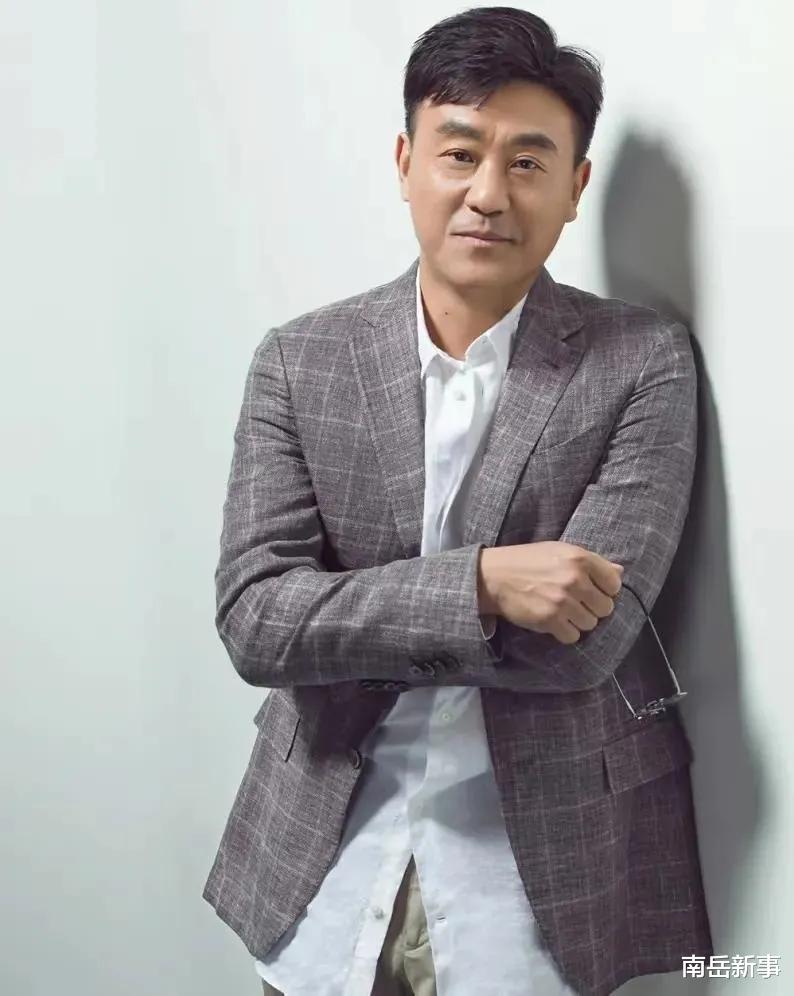 何冰|何冰：娶同桌为妻，钱也归她管，一心一意爱了24年