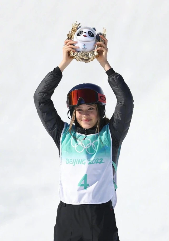 高马尾 谷爱凌才是真顶流！自己设计金龙滑雪服扬国威，同款五环美甲爆火