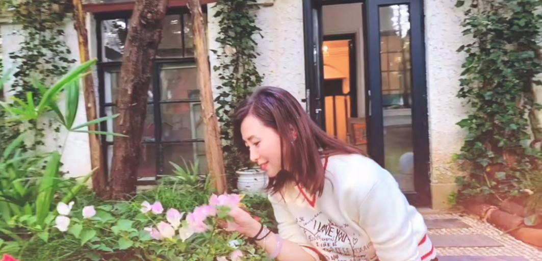 翁虹|翁虹发文享受生活，晒照豪宅庭院超大，佩戴珠宝首饰显贵气