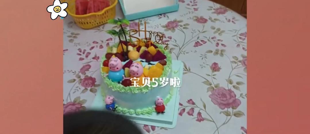 女子怀二胎,下班后看到全家都在等她回来做饭,网友:不值得同情