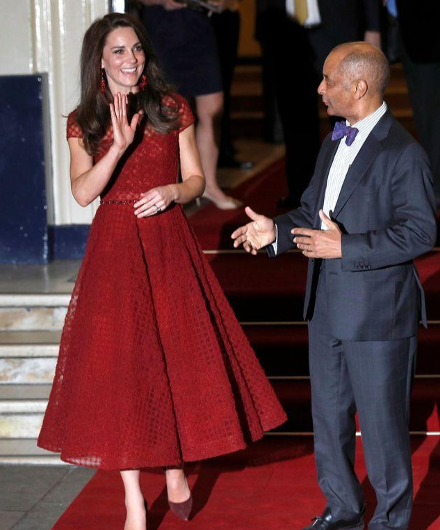 凯特王妃露脸10分钟万元红裙卖爆，米兰达可儿也红裙气质差老远