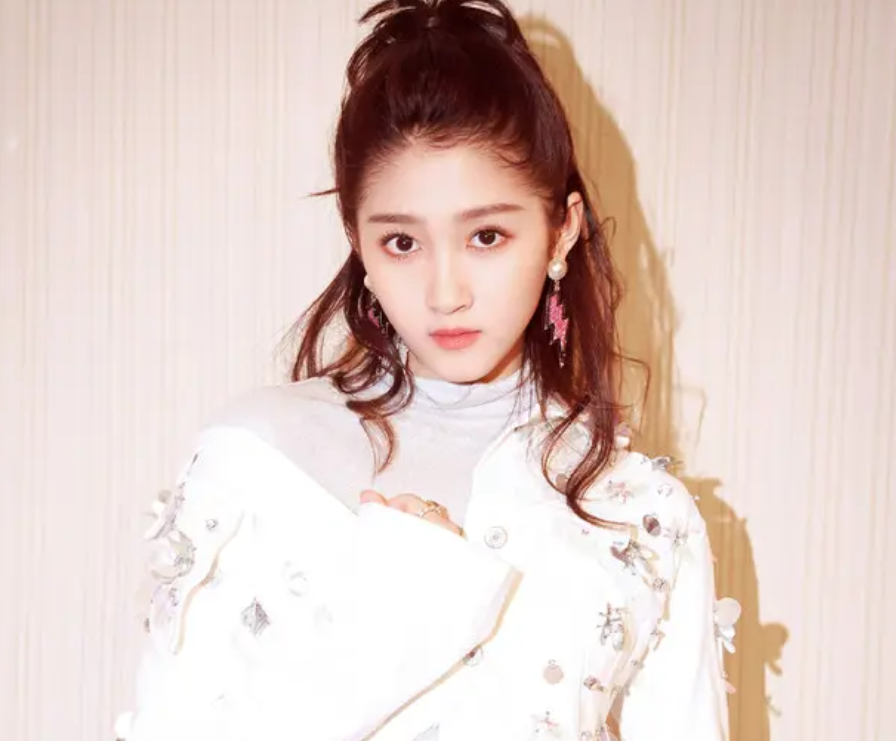 关晓彤|关晓彤,颜值巅峰还没到,等她的少女感褪去一些应该会更美