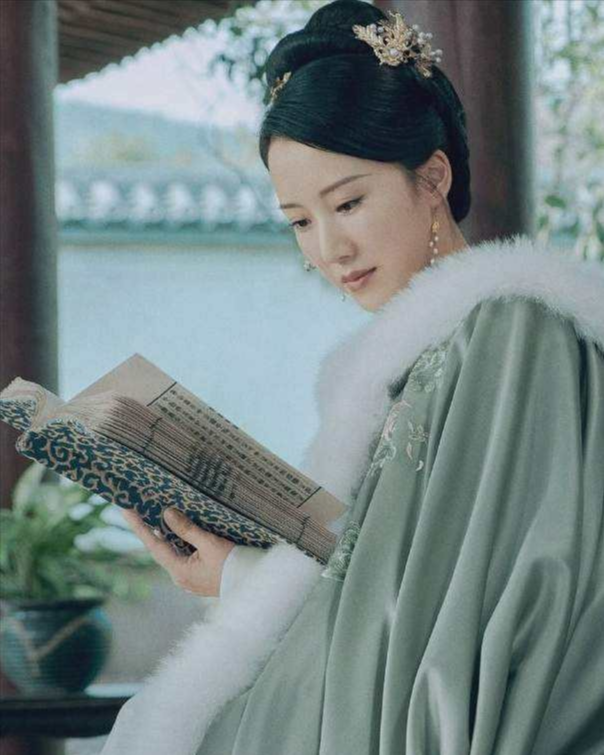 朱亚文|李念近照，气质温婉，她已掌握了爱的秘笈，激荡人生自有远大前程