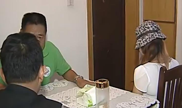发现老头帮女友交房租，男友暴怒，女友：不出钱住我这有资格说吗？