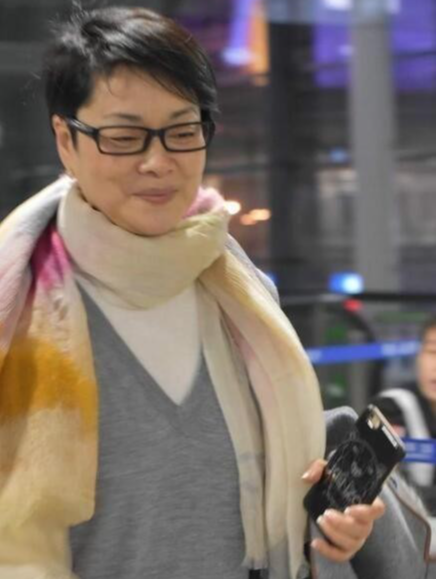 白澍|毛阿敏：是自己倒追的丈夫，她丧夫后首次现身，人比黄花瘦