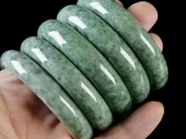 翡翠|翡翠的冰渣渣是什么?跟种水有关系吗?似乎关系并不大