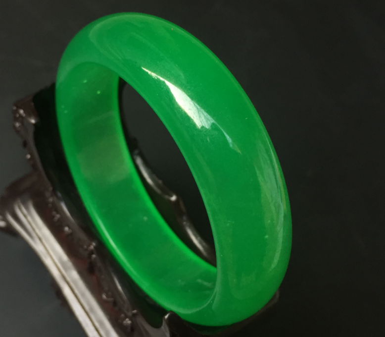 翡翠|干青种翡翠色彩浓郁,因为质地粗超档次低,所以是中低档翡翠