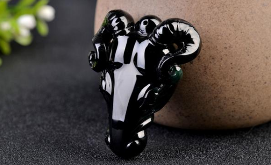 翡翠|工匠们可真会想，竟然把牛雕刻在翡翠身上，你见过这样的饰品吗？