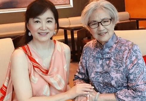 林青霞|2002年，林青霞被一个电话吵醒：“青霞，你妈妈从10楼跳下去了！”