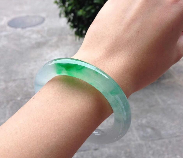 翡翠手镯|翡翠手镯之所以不好选,是因为圈口要求严格,再加上还要合眼缘