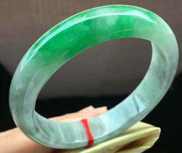 翡翠手镯|翡翠手镯昂贵吗？不同价位的手镯差距在哪里？手镯的档次之分