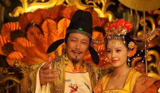 唐国强|唐国强带着妻子出街，他大儿子的照片曝光，长相让大家有点失望